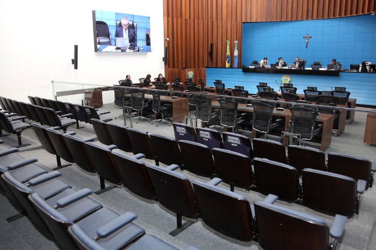 Imagem: O plenário ainda está fechado para o público, mas as sessões são transmitas no Youtube oficial da Casa de Leis