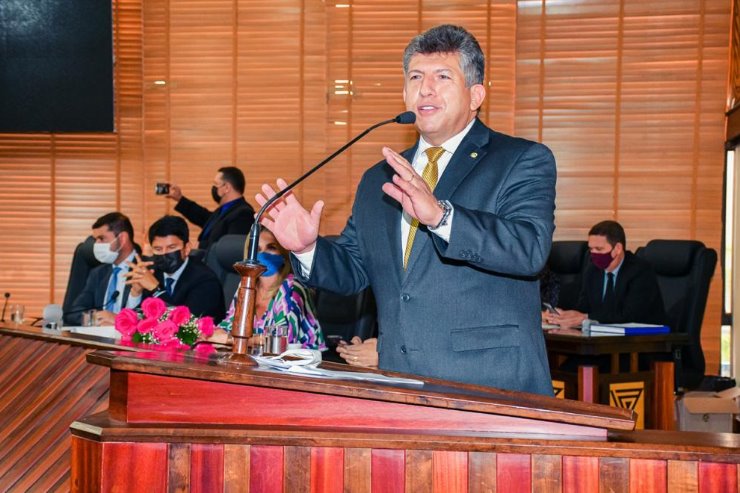 Imagem: Equipe da Unale é recebida na ALEAC e entrega troféu comemorativo em homenagem aos 25 anos da Unale