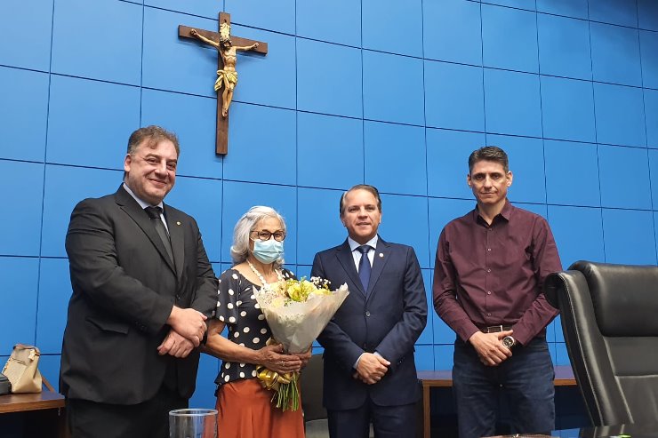Imagem: Constantina Massad, viúva do coronel Adib, recebeu um buquê de flores ao fim da sessão; estão com ela, Jeder, Neno Razuk e Coronel David