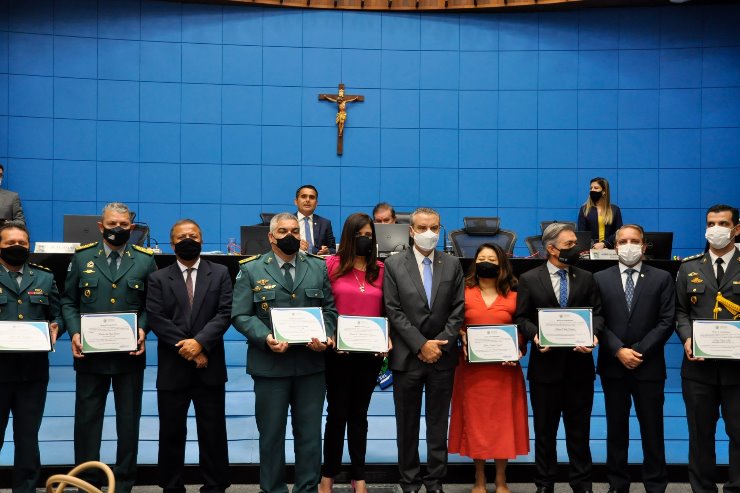 Imagem: Profissionais da segurança pública foram homenageados durante a sessão plenária mista