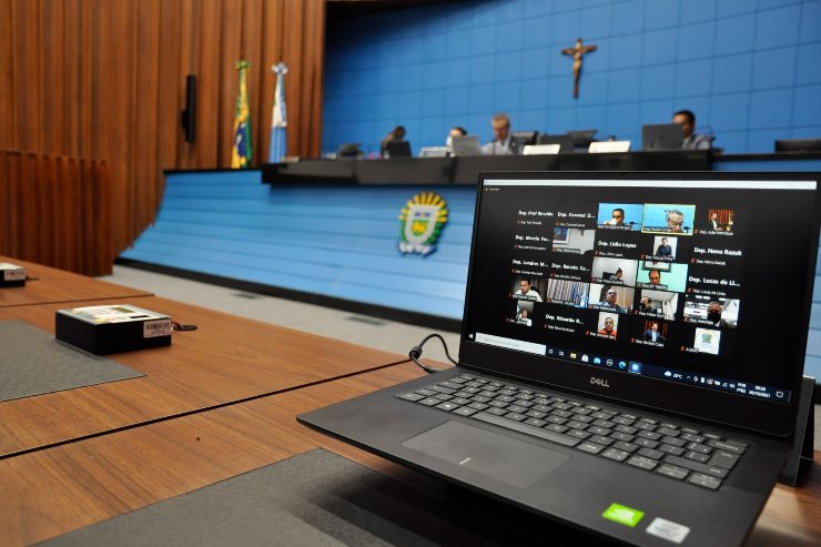 Imagem: Deputados durante sessão plenária na Assembleia Legislativa, momento em que são discutidos e votados os projetos
