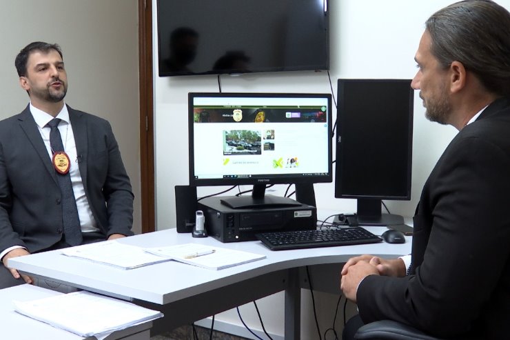 Imagem: Delegado Rodrigo Camapum é o primeiro entrevistado do programa Adepol em Foco, apresentado pelo delegado Gustavo Bueno