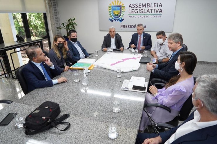 Imagem: Na reunião, foi entregue o projeto de lei e explicado os detalhes da proposta que transforma banhados em áreas de preservação ambiental