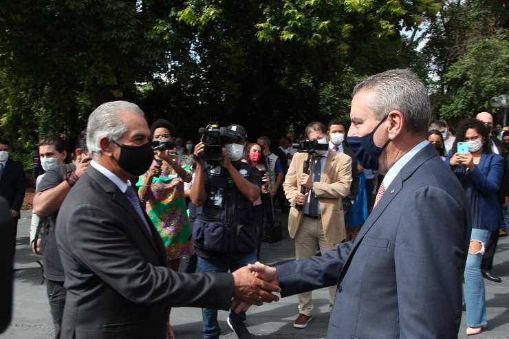 Imagem: Governador entregou mensagem do Executivo com prestação de contas do último ano