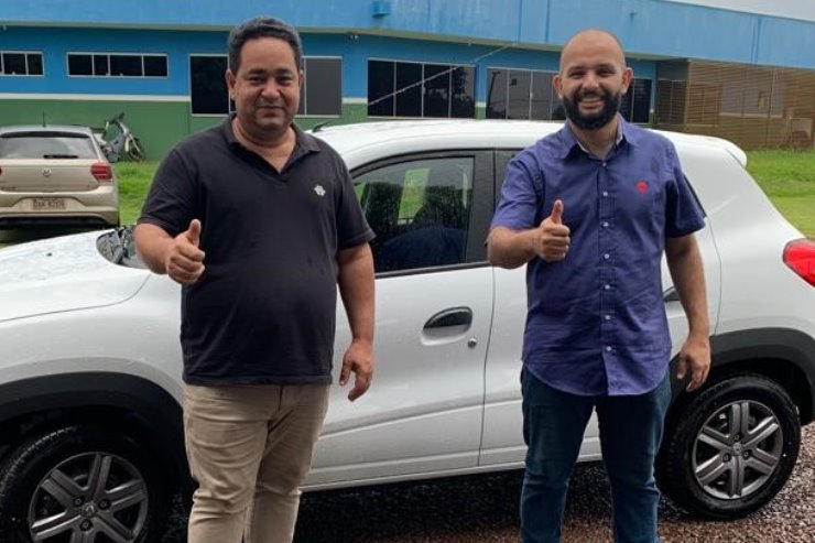 Imagem: O veículo foi entregue pelo prefeito Japão, e pelo vereador Higor Caxias, parceiro de Corrêa