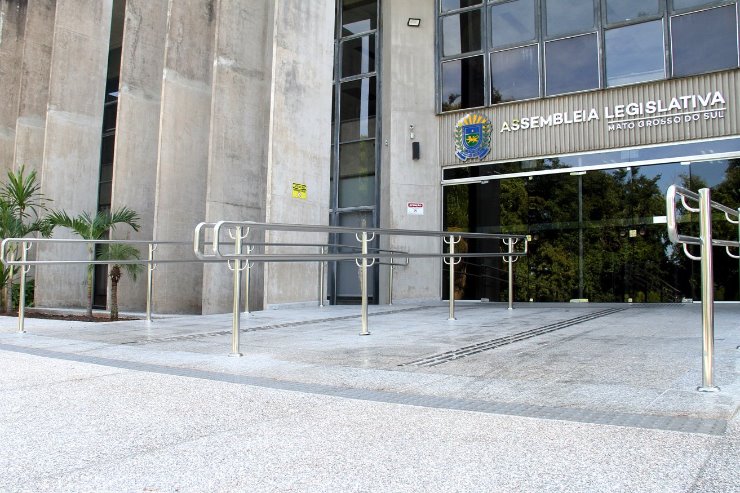 Imagem: Ao lado do deputado Zé Teixeira, o presidente Paulo Corrêa vistoriou os últimos setores que receberam a reforma 