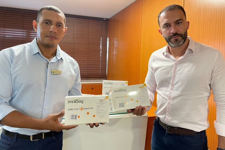 Imagem: Os testes foram entregues ao assessor do deputado, Robson Barros, pelo chefe de gabinete da presidência da FIEMS, Robson Del Casale.