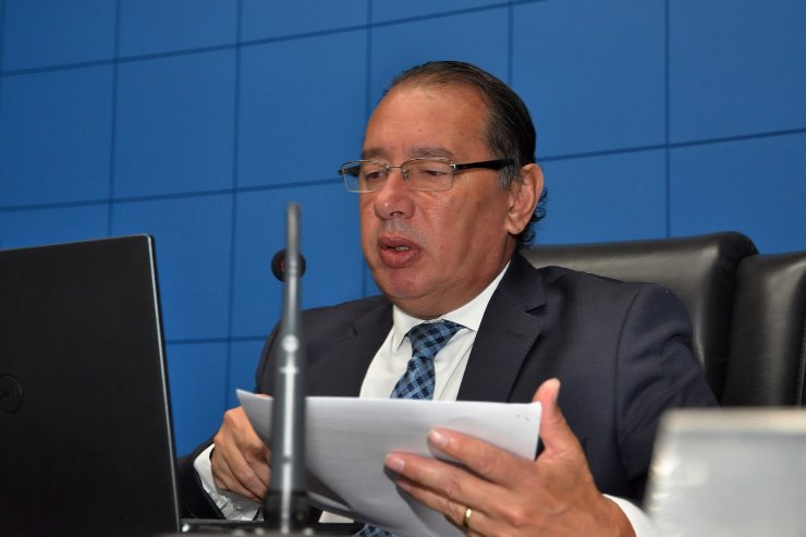 Imagem: Deputado Gerson Claro, autor do projeto, afirma ser justa a homenagem devido ao trabalho prestado por Gilberto Robalinho no Estado