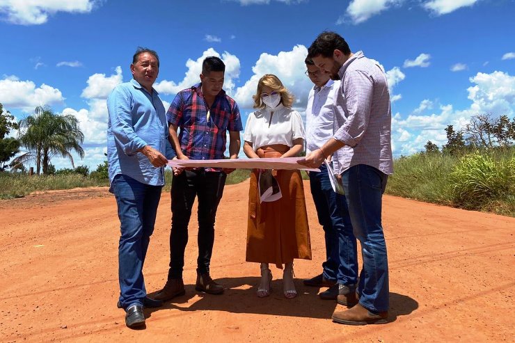 Imagem: Gerson e Vanda visitam trecho que será pavimentado