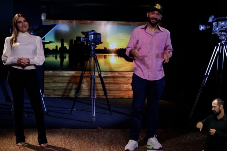 Imagem: Programa Por Trás das Câmeras é apresentado pelos jornalistas Janaína Garcia e  Paulo Radamés