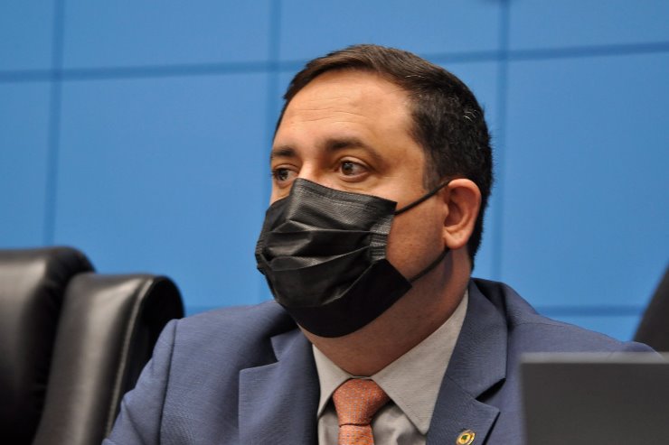 Imagem: O deputado Marcio Fernandes está preocupados com os efeitos da exposição prolongada das crianças às tela digitais