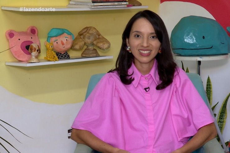 Imagem: A artista plástica Sarah Caires cria esculturas em papel machê e papietagem 