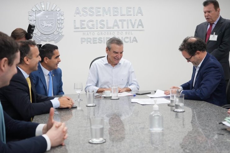 Imagem: A assinatura do termo foi realizada na presidência da Casa de Leis