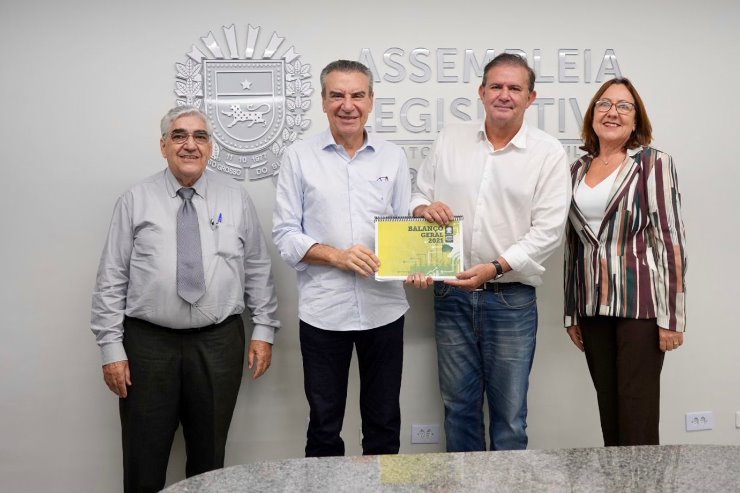 Imagem: Presidente da ALEMS, Paulo Corrêa, recebeu do secretário Eduardo Rocha o Balanço Geral 2021 do Governo, que será detalhada nesta quarta-feira