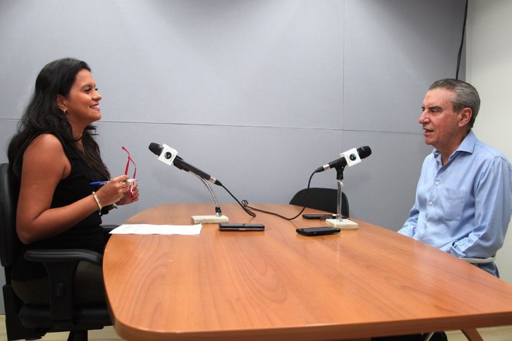 Imagem: Presidente Paulo Corrêa conversou com a jornalista Karine Cortez sobre leis que ajudam na melhoria de renda e na conservação ambiental