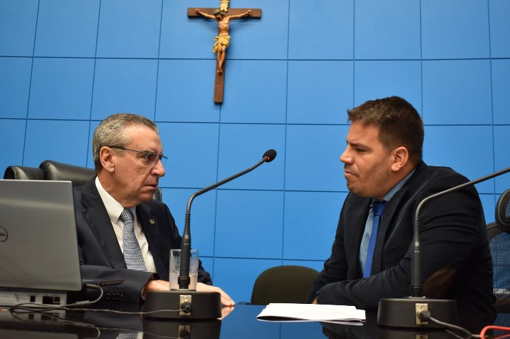 Imagem: Requerimento apresentado pelo deputado Contar (à direita) foi posto em votação pelo presidente Paulo Corrêa (à esquerda da imagem)