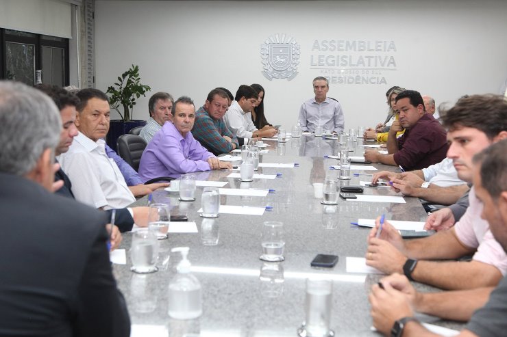 Imagem: Encontro teve participação de diversos prefeitos e ex-prefeitos, que reclamam da forma de notificação e aplicação de multas 