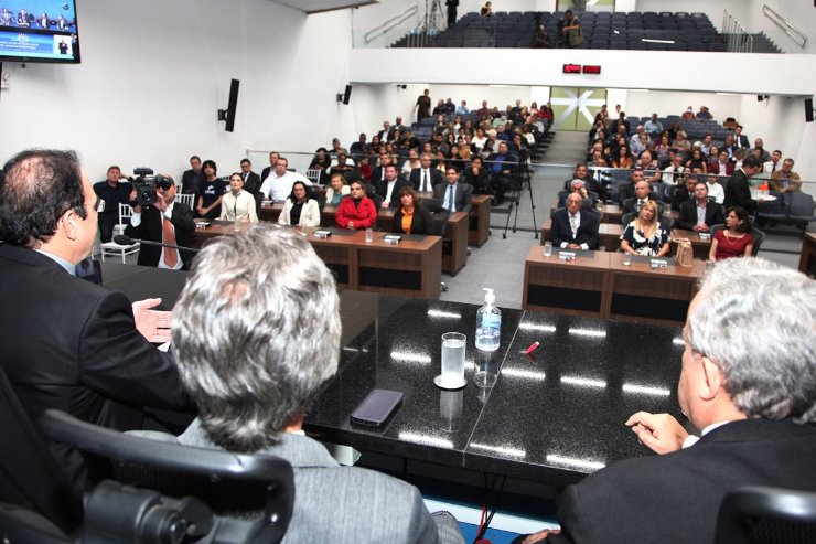 Imagem: Com a ALEMS reaberta ao público externo, profissionais foram homenageados com a  “Comenda do Mérito do Trabalho Ministro Wilson Fadul”