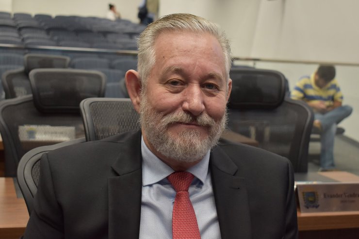 Imagem: No Plenário Júlio Maia, Antonio Vaz participando presencialmente da sessão plenária mista da ALEMS