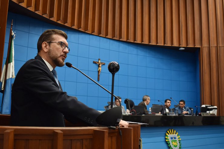 Imagem: Na tribuna, o deputado Pedro Kemp iniciou o debate sobre a terceirização da Segurança Patrimonial nas escolas