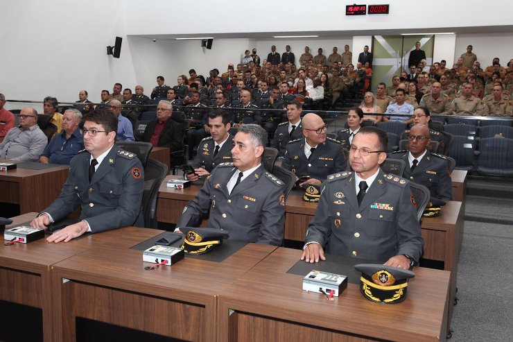 Imagem: Plenário da ALEMS ficou lotado durante solenidade que prestou homenagem aos bombeiros com entrega de medalhas