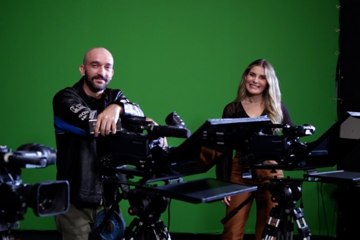 Imagem: Jornalistas Paulo Radamés e Janaína Garcia comandam o programa "Por Trás das Câmeras"