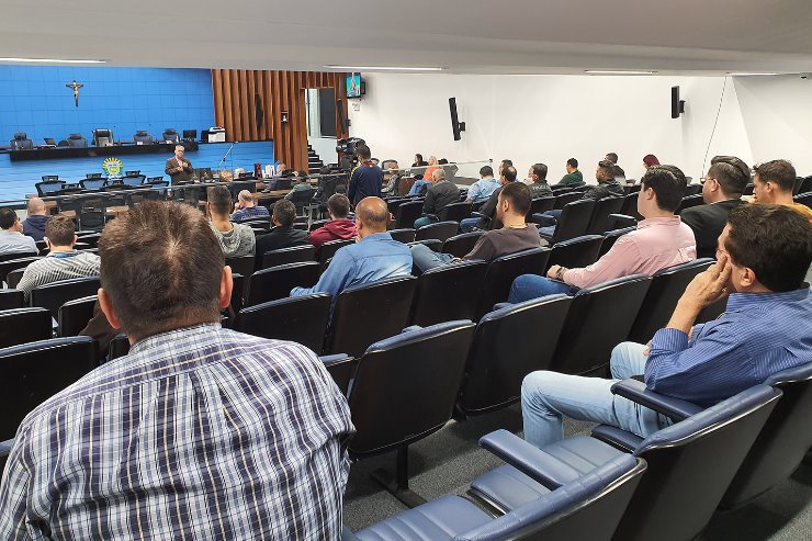 Imagem: Concentrados e emocionados, os servidores assistiram a palestra do psicólogo Angelo Motti, sobre o tema “O que faz de você Bom Pai?”