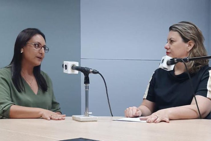 Imagem: Farmacêutica Daniely Proença falou sobre tratamento floral em entrevista ao programa Vida Saudável, da Rádio ALEMS