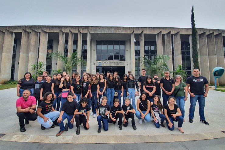 Imagem: Alunos do 6º ao 9º ano visitaram as dependências e conversaram com deputados e deputada