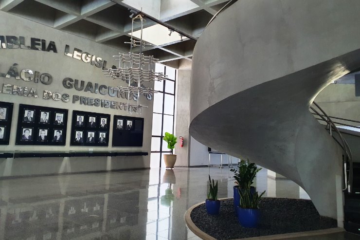Imagem: Saguão da Assembleia Legislativa de Mato Grosso do Sul; na sessão desta quinta-feira, devem ser votados oito projetos