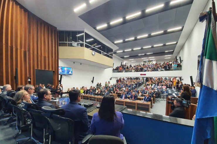 Imagem: O Plenário Deputado Júlio Maia foi palco da solenidade de entrega do Título de Cidadão Sul-Mato-Grossense e da Comenda do Mérito Legislativo 