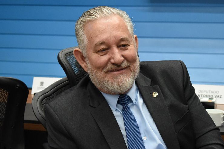 Imagem: Deputado Antônio Vaz na sessão plenária desta quarta-feira; parlamentar é o autor da proposta