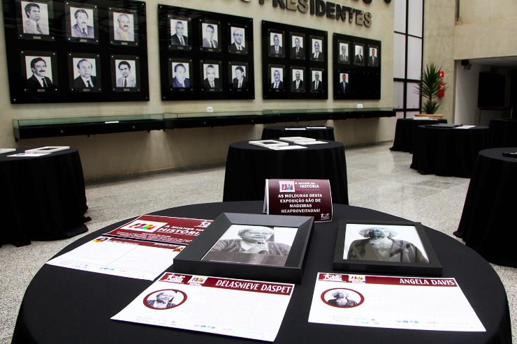 Imagem: Mesas com 20 retratos e histórias estão dispostas no saguão junto à Galeria dos Presidentes