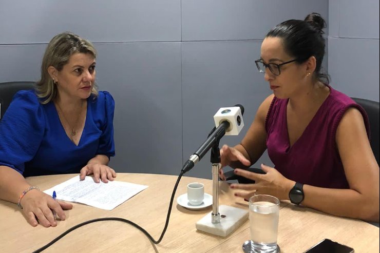 Imagem: Delegada Aline Sinnott (à direita), em entrevista à Rádio ALEMS 
