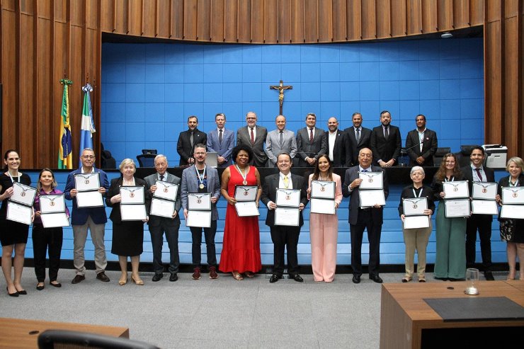 Imagem: Profissionais da Educação que prestam grandes serviços para o ensino superior do Estado receberam honrarias