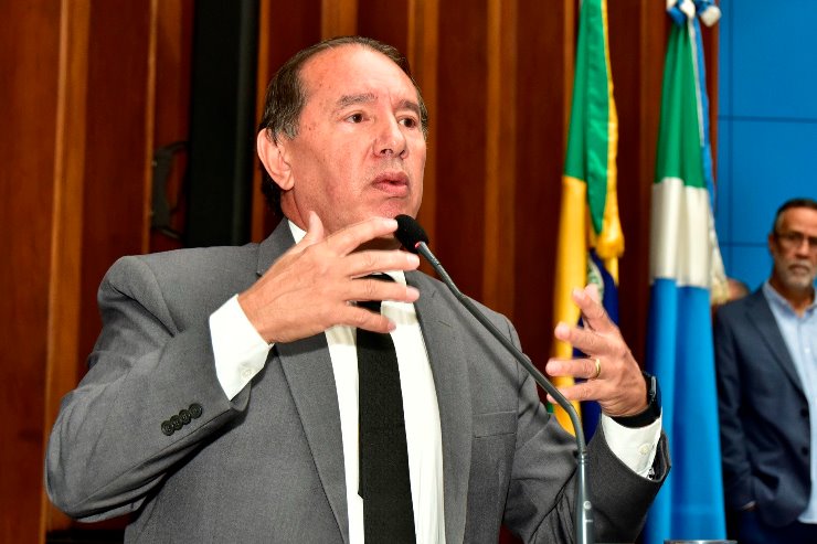 Imagem: Deputado Gerson Claro durante sessão plenária; parlamentar, autor da proposta, ressalta, na justificativa, a importância do esporte