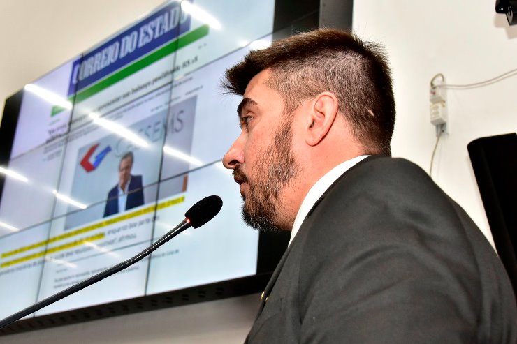 Imagem: Rafael Tavares puxou o assunto na tribuna e mostrou matérias na imprensa durante sessão desta quinta-feira