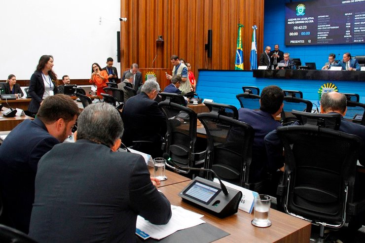 Imagem: Deputados apreciam e votam as propostas durante sessão realizada no Plenário da ALEMS