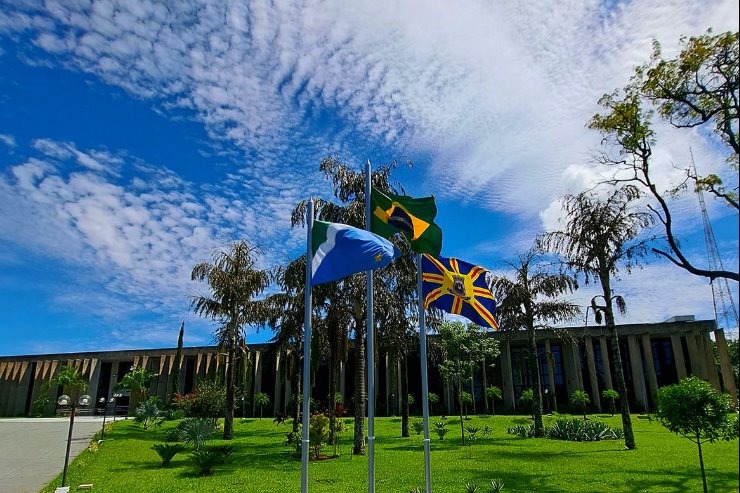 Imagem: Acompanhe o trabalho parlamentar presencialmente ou pelas nossas transmissões ao vivo nos canais oficiais