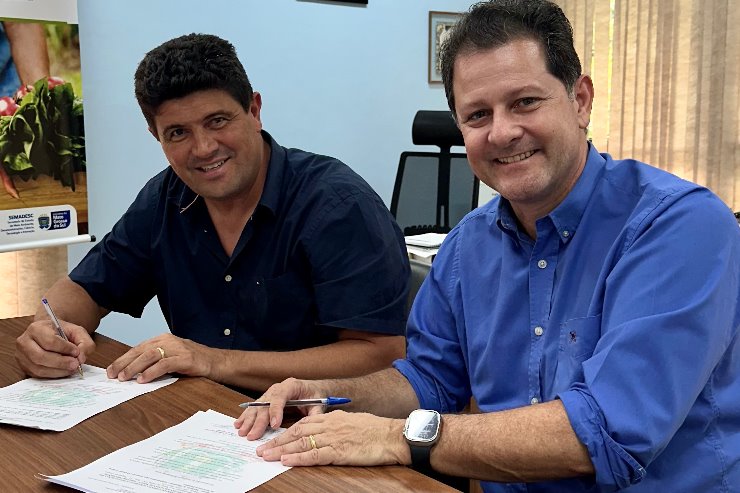 Imagem: O deputado estadual Renato Câmara recebeu nesta semana, em Campo Grande, o prefeito de Sidrolândia, Rodrigo Basso, para reforçar a solicitação de melhorias nas estradas rurais junto ao governo do Estado. A pauta, trazida ao gabinete por meio das Frentes Parlamentares da Avicultura, Suinocultura e do Leite, busca garantir ações imediatas para o transporte seguro e eficiente da produção agropecuária.