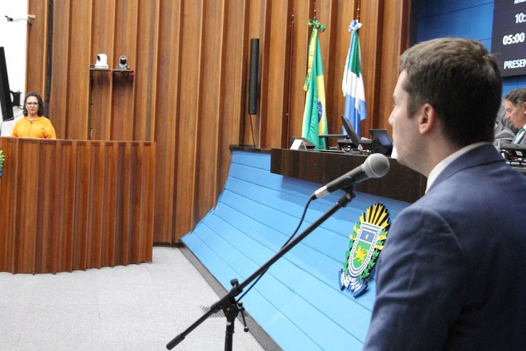 Imagem: Gleice Jane foi a primeira a usar a tribuna e João Henrique se solidarizou à causa