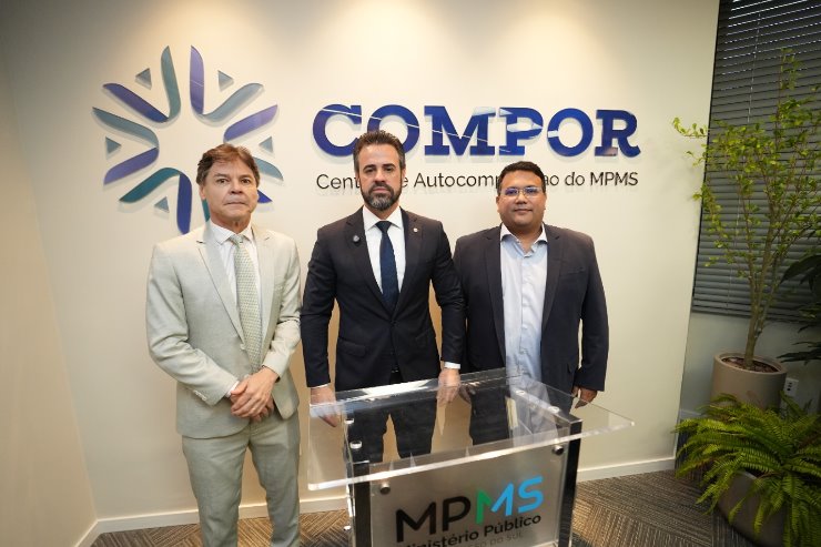 Imagem: Deputado Paulo Duarte, procurador-geral, Romão Ávila, e o prefeito de Corumbá, Gabriel Alves de Oliveira, durante o evento