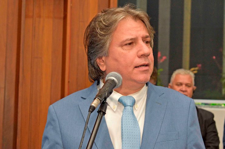 Imagem: Deputado Caravina apresentou o projeto de lei nesta terça-feira durante sessão plenária da Assembleia Legislativa