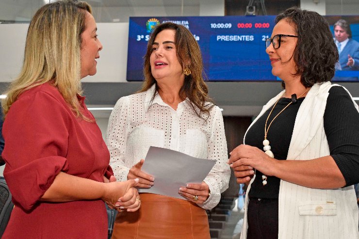 Imagem: O projeto, de autoria da deputada Lia Nogueira (a esquerda), foi aprovado em primeira discussão 