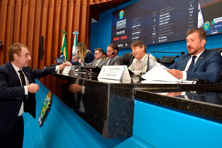 Imagem: Deputados estaduais analisam e votam os projetos durante a sessão plenária da Assembleia Legislativa 