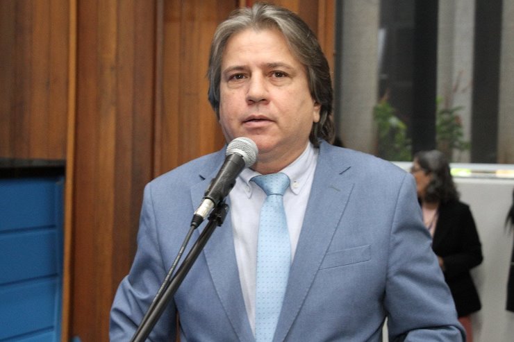 Imagem: Deputado Caravina, autor do projeto, durante uso da palavra em sessão ordinária da ALEMS