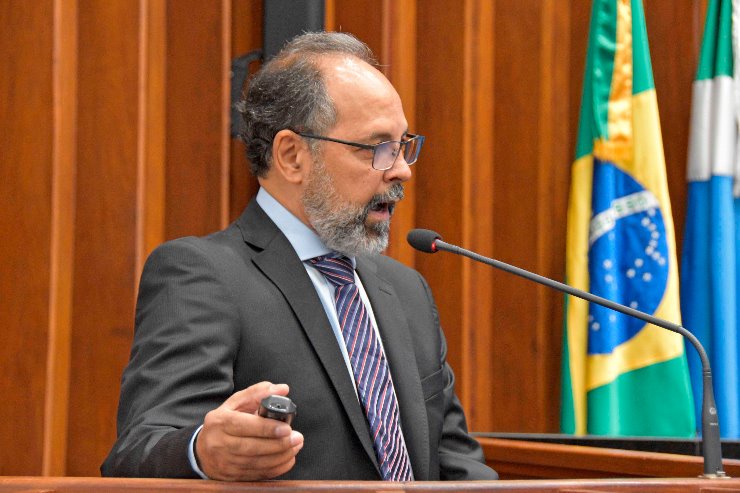 Imagem: O pesquisador Almir Martins apresentou uma pesquisa clínica e molecular para Fibrodisplasia Ossificante Progressiva 