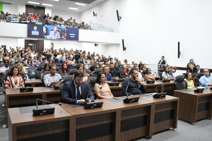 Imagem: Plenário da ALEMS ficou lotado com representantes dos municípios ligados à área da educação 