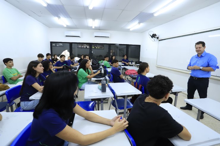 Imagem: Renato conversa com alunos sobre a importância de acompanhar o trabalho dos políticos. Cerca de 2.300 alunos que estudam na escola estadual nos três turnos (matutino, vespertino e noturno) serão beneficiados com ar-condicionado, água gelada e iluminação.