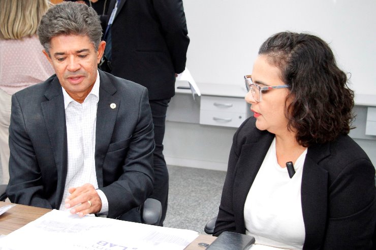 Imagem: Deputado Professor Rinaldo Modesto é o presidente e a deputada Gleice Jane, a vice-presidente, da Comissão de Educação 